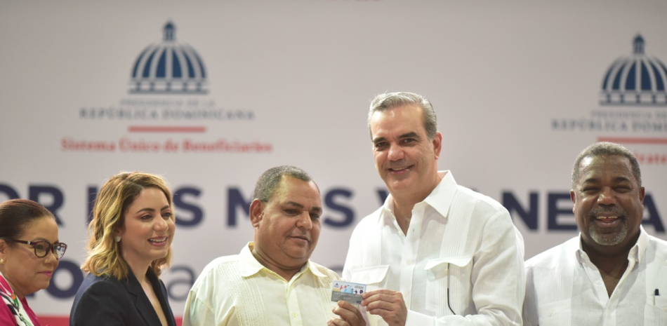 El presidente Luis Abinader entrega una tarjeta del programa Supérate a un beneficiario. JORGE MARTÍNEZ/LISTÍN DIARIO