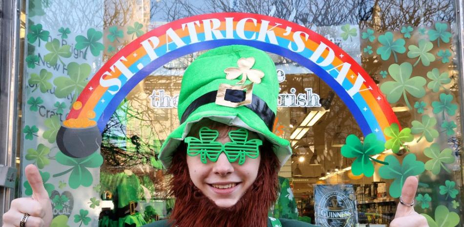 Una turista francesa posa para una fotografía antes del desfile anual del Día de San Patricio en Dublín el 17 de marzo de 2022.
Damián ansiosos / AFP