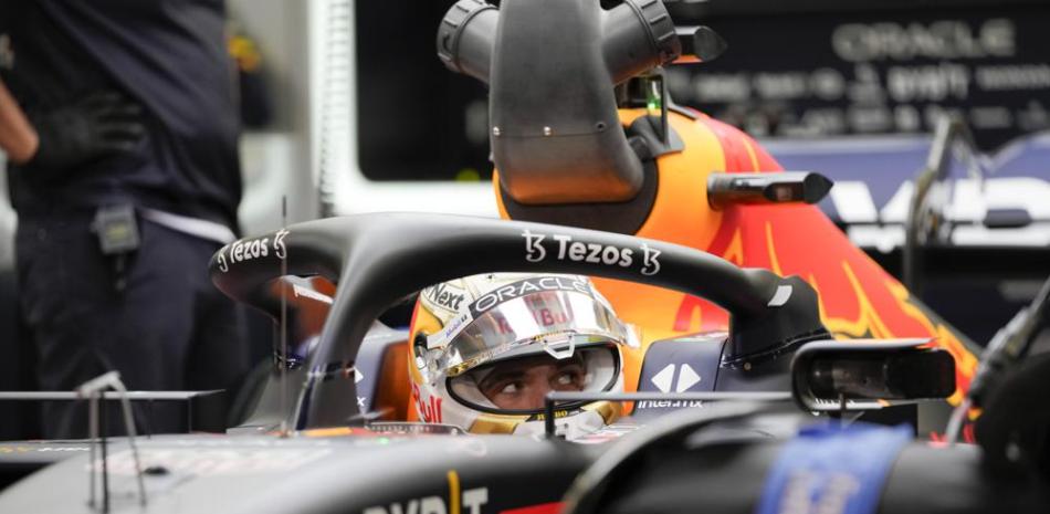 El piloto holandés Max Verstappen de Red Bull se prepara durante una práctica para el Gran Premio de Fórmula Uno de Bahrein en Sakhir, Bahrein, el viernes 18 de marzo de 2022.