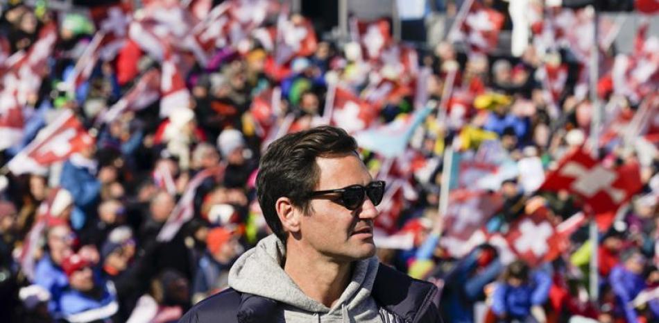 El tenista suizo Roger Federer recorrió la zona de meta para la competencia de esquí alpino en el Mundial de slalom gigante de mujeres, en Lenzerheide, Suiza, el domingo 6 de marzo de 2022.