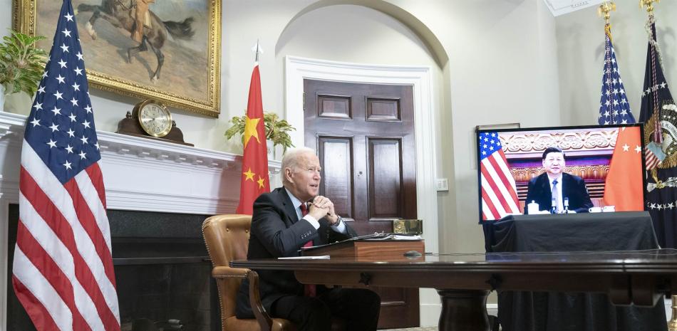 Presidente de Estados Unidos, Joe Biden, en llamada telefónica con el presidente chino Xi Jimping.