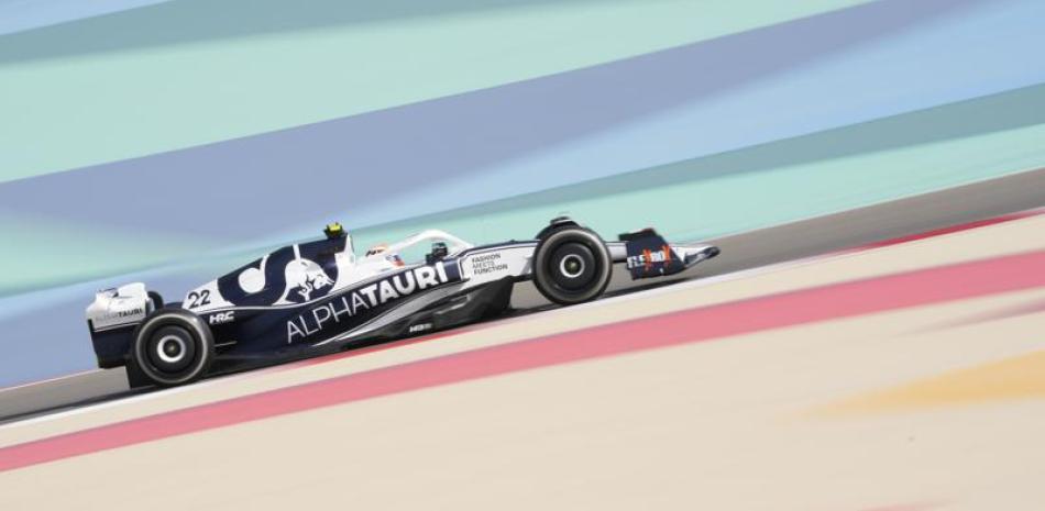 El francés Pierre Gasly corre en su AlphaTauri durante la primera sesión de práctica para el Gran Premio de Bahrein de la Fórmula Uno, en Sakhir, Bahrein, el viernes 18 de marzo de 2022.