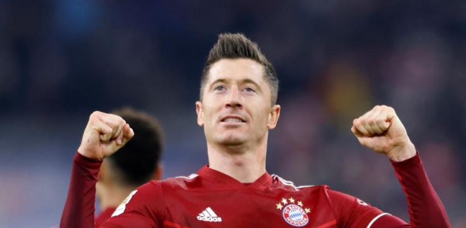 Robert Lewandowski, del Bayern Munich, celebra luego de anotar uno de los dos goles que consiguió en la victoria del sábado sobre el Unión Berlín en la Bundesliga.
