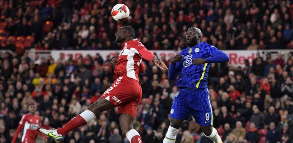 Sol Bamba, del Middlesbrough, al centro, intenta dominar el balón ante Romelu Lukaku, del Chelsea, en los cuartos de final de la FA Cup.