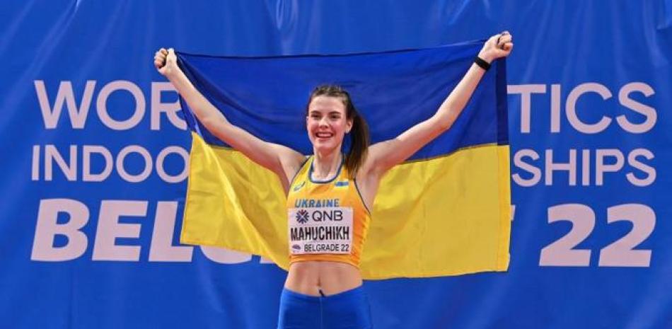 Yaroslava Mahuchikh celebra con la bandera de Ucrania tras ganar la medalla de oro en el Mundial de Atletismo Bajo Techo.
