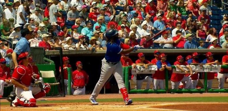 Vladimir Guerrero Jr. conecta un jonrón en su primer turno al bate en la pretemporada.