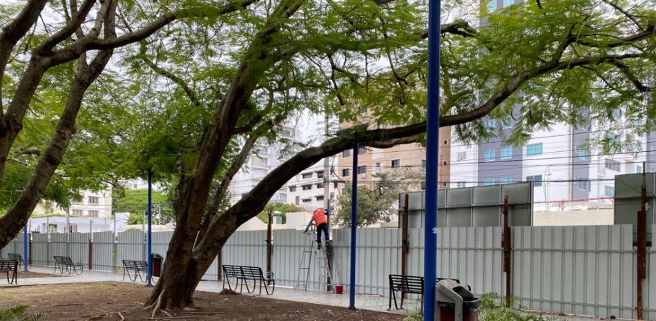 Momentos en que un obrero se disponía a instalar una valla publicitaria. Foto: Laura Castillo/LD.