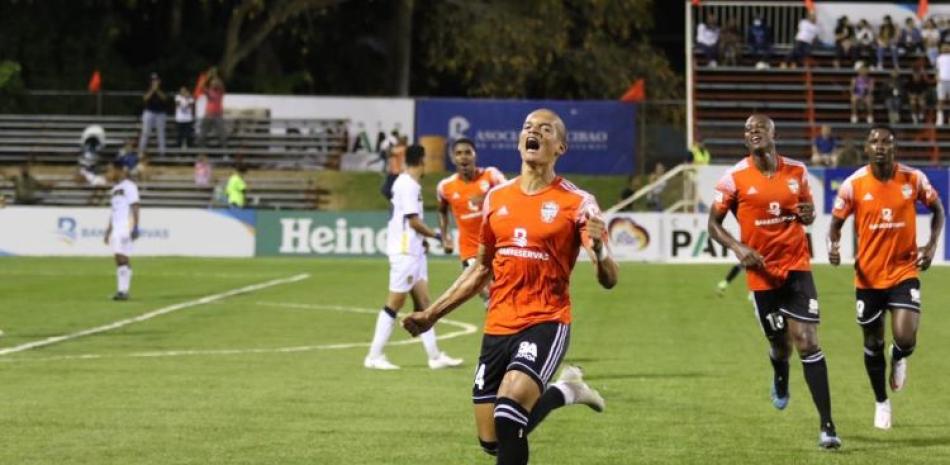 Ángel Montes de Oca celebra el gol del triunfo del Cibao FC frente a Pantoja.