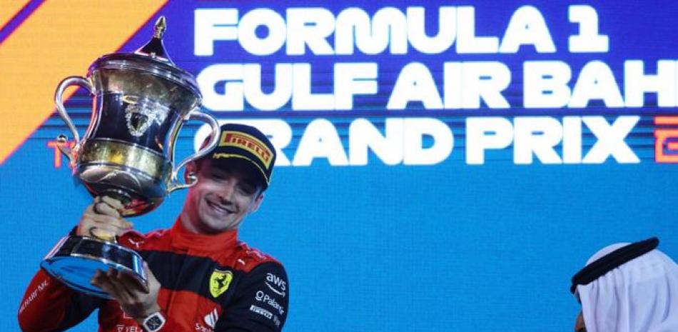 Charles Leclerc levanta su trofeo que lo acredita como ganador en la primera prueba del campeonato de Fórmula 1 correspondiente a este año