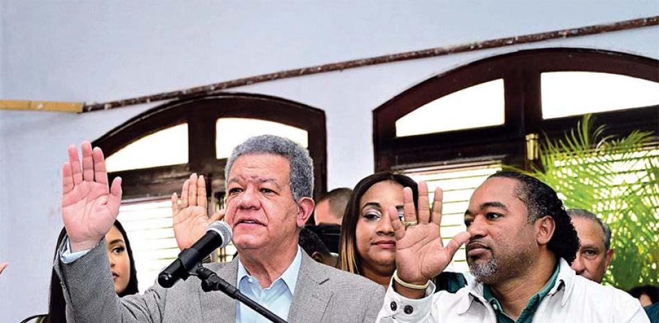 Leonel Fernández juramentó nuevos miembros en FP.