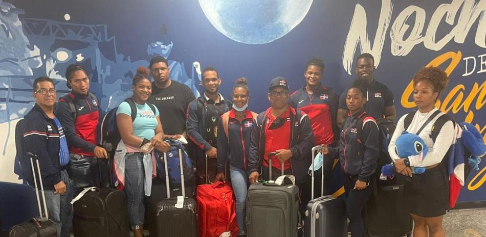 Parte de la delegación de pesas que arribó al país tras su participación en el clasificatorio celebrado en Cuba.