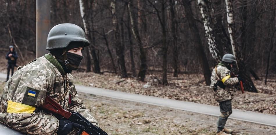 Un soldado del ejército ucraniano observa su posición, a 6 de marzo de 2022, en Irpin (Ucrania). Foto: Diego Herrera/Europa Press.
