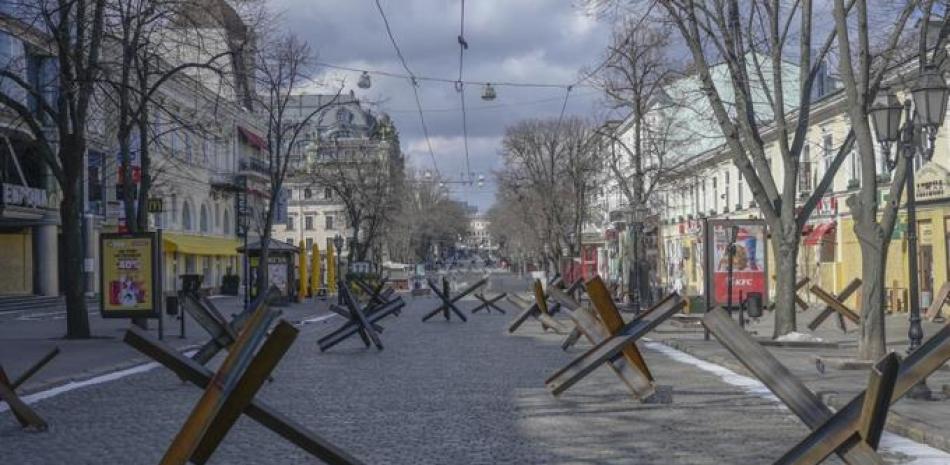 Esta fotografía tomada el 13 de marzo de 2022 muestra obstáculos antitanques expuestos en una calle de Odessa. Foto: Bulent Kilic/AFP.