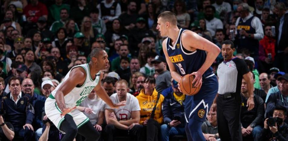 Al Horford, de los Celtics, se prepara para defender a Nikola Jokic, de los Nuggets, en el partido del domingo por la noche en el baloncesto de la NBA.