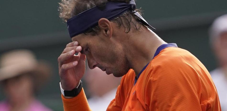 Rafael Nadal reacciona durante el partido contra Carlos Alcaraz en las semifinales del Abierto de Indian Wells, el sábado 19 de marzo de 2022.