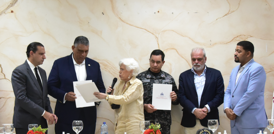 Milagros Ortiz Bosch entrega el documento a Servio Tulio Castaños Guzmán, Jesús Vásquez, mayor general Eduardo Alberto Then y José Pepe Vila. GLAUCO MOQUETE/LD