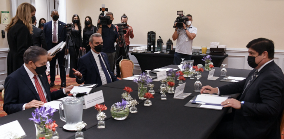 El presidente dominicano Luis Abinader habla después de la firma de un acuerdo con los presidentes de Costa Rica, Carlos Alvarado Quesada, y de Panamá, Laurentino Cortizo Cohen. /AFP