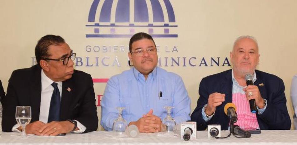 Desde la izquierda, Henry Mejía, vicepresidente de la Fedona, seguido del ministro de Deportes, Francisco Camacho y Radhamés Tavarez, presidente de la Fedona, habla en la conferencia de prensa.