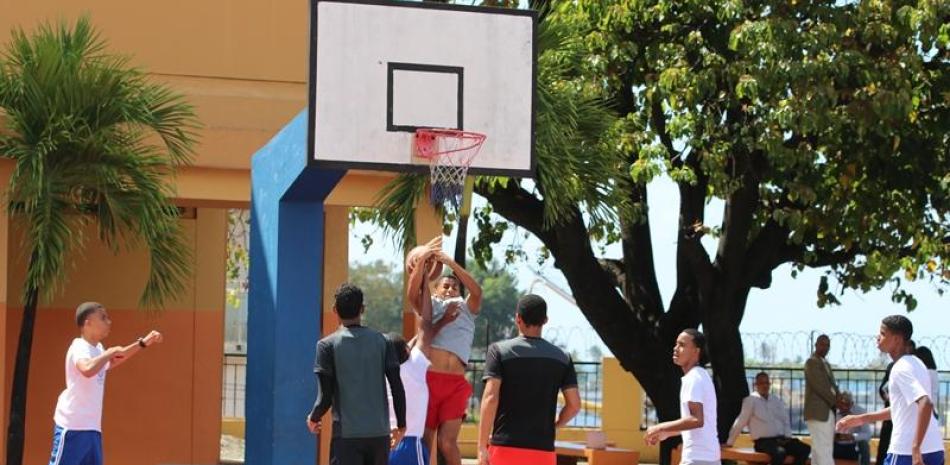 Jóvenes estudiantes participan de un evento deportivo-recreativo escolar.