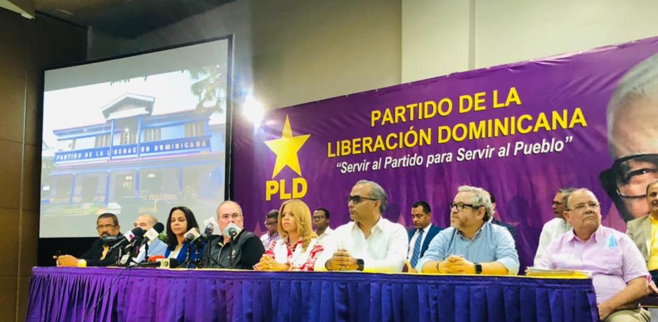 Miembros del Partido de la Liberación Dominicana (PLD) durante una rueda de prensa en la casa nacional del partido morado. 

Foto: Jazmín Díaz.