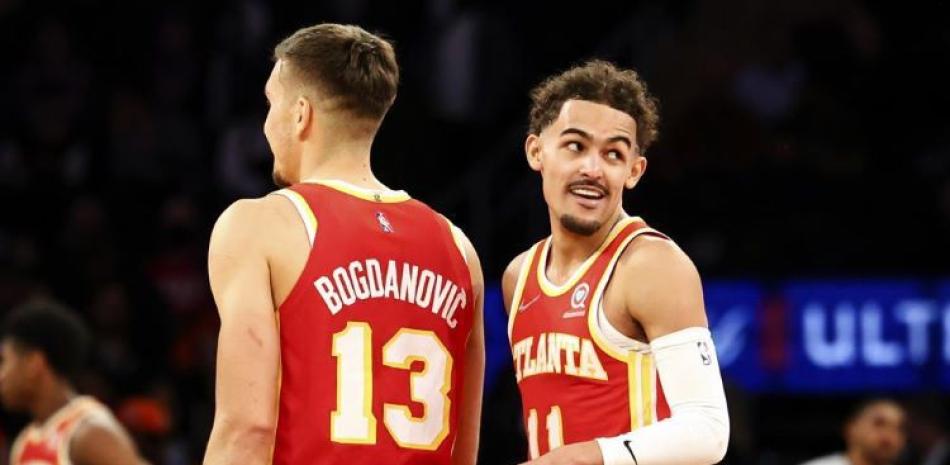 Trae Young, base de los Hawks de Atlanta, sonríe junto a su compañero Bogdan Bogdanovic, durante el partido ante los Knicks de Nueva York.