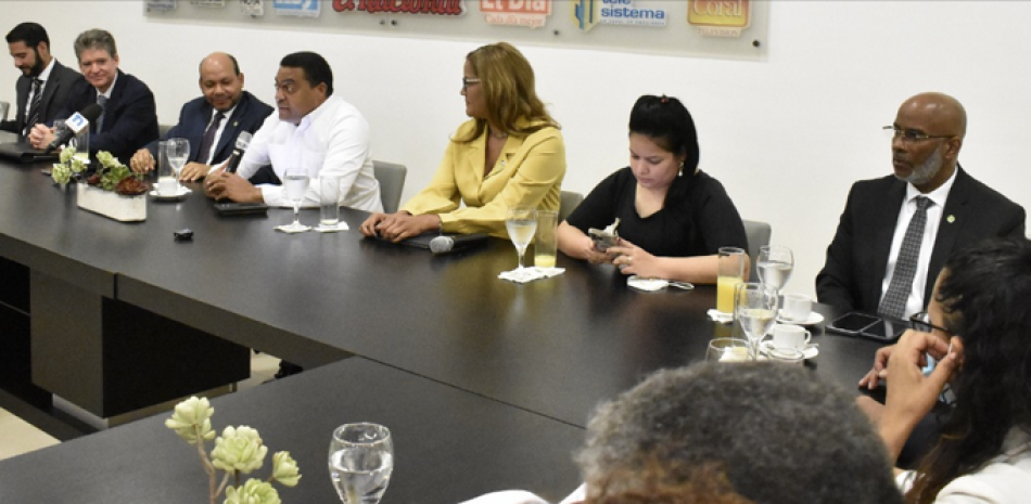 El director de Impuestos Internos, Luis Valdez, y sus técnicos explicaron el sistema durante un encuentro con los directores y ejecutivos del Grupo de Comunicaciones Corripio.