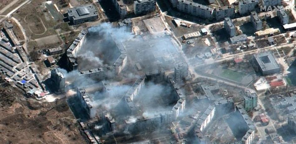 Esta imagen de satélite Maxar tomada el 19 de marzo de 2022 y publicada el 21 de marzo de 2022 muestra edificios  en llamas, "probablemente bombardeados por la artillería" en el noreste de Mariupol, Ucrania. Foto: AFP.
