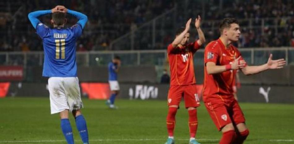 Domenico Berardi no puede creer la falla - Italia vs. Macedonia del Norte