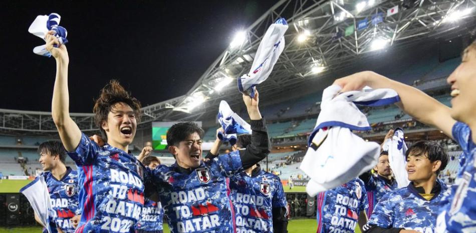 Los jugadores de Japón celebraron tras la victoria 2-0 ante Australia y lograron la clasificación a la Copa Mundial, el jueves 24 de marzo de 2022, en Sydney.