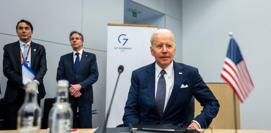 El presidente de EE.UU., Joe Biden, toma asiento mientras se prepara para la Cumbre del G7 con otros líderes en la sede de la OTAN en Bruselas el 24 de marzo de 2022. Foto: Doug Mills/AFP.