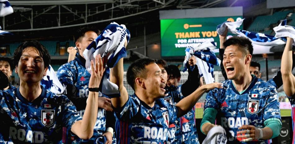 Los jugadores de Japón celebran su victoria en el partido de fútbol de clasificación del Grupo B de la zona asiática de la Copa del Mundo de Catar 2022 entre Australia y Japón en el Estadio Australia de Sídney el 24 de marzo de 2022. Foto: Saeed Khan/AFP.