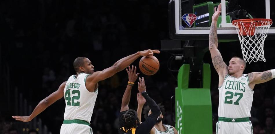 Al Horford (42), pívot de los Celtics de Boston, tapa un tiro de Mike Conley (11), del Jazz de Utah, durante la segunda mitad del juego de baloncesto de la NBA.