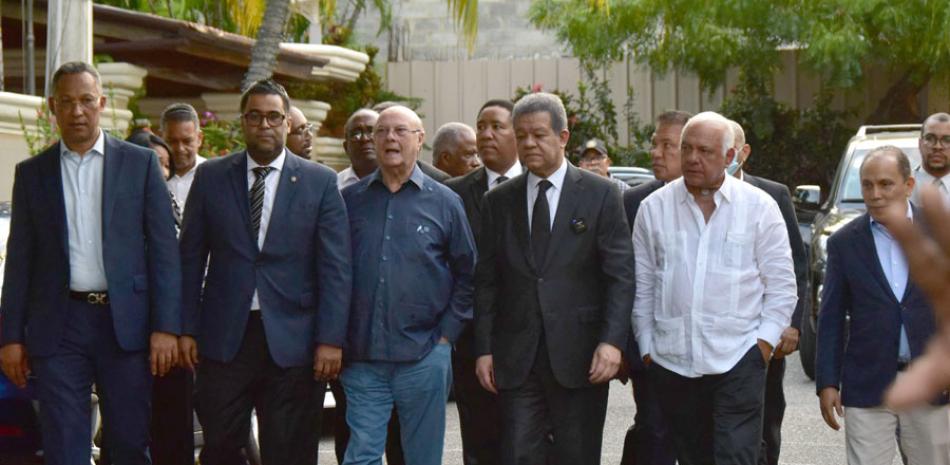 El expresidente Leonel Fernández acudió a dar el pésame al expresidente Hipólito Mejía en compañía de algunos dirigentes de su partido Fuerza del Pueblo. JORGE CRUZ/LD.
