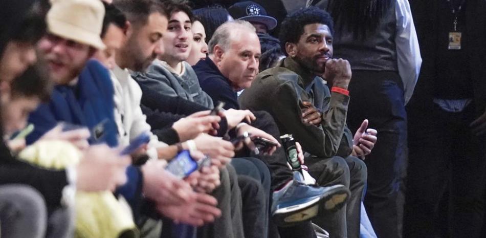 En esta foto de archivo, Kyrie Irving (extremo derecho) de los Nets de Brooklyn durante un juego contra los Knicks de Nueva York.