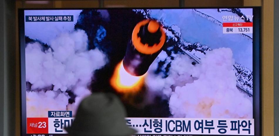 Varias personas observan una pantalla de televisión que muestra un telediario con imágenes de archivo de una prueba de misiles norcoreanos, en una estación de ferrocarril de Seúl el 16 de marzo de 2022, después de que Corea del Norte disparara un "proyectil no identificado", pero que parece haber fracasado inmediatamente, según los militares del Sur. Foto: Jung Yeon-je/AFP.