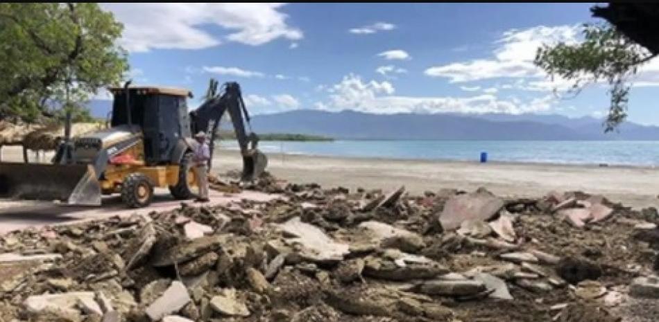 Autoridades recuperan áreas de playa en Azua.