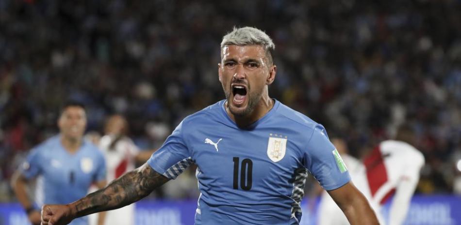 Giorgian De Arrascaeta festeja tras anotar el primer gol de Uruguay ante Perú, en las eliminatorias del Mundial, el jueves 24 de marzo de 2022, en Montevideo.