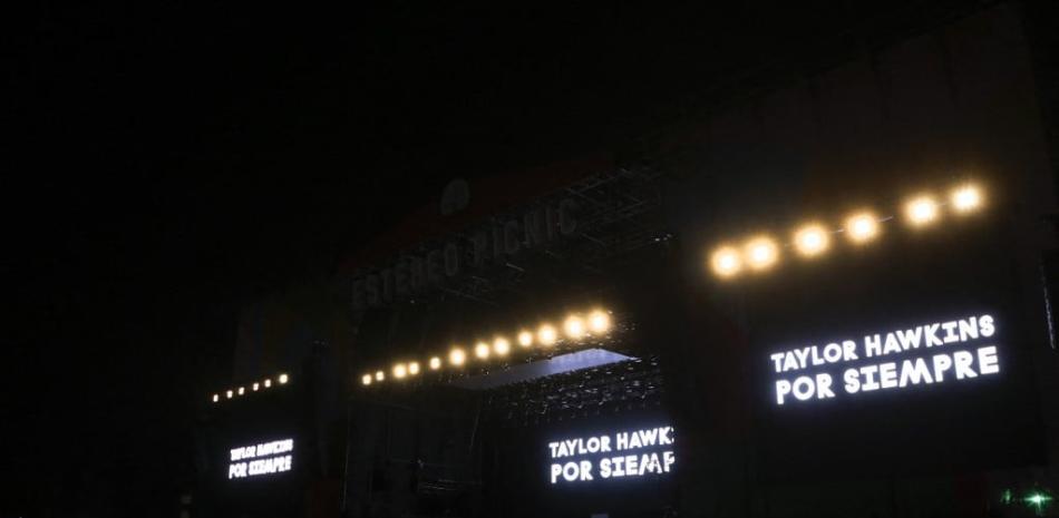 Vista de pantallas que dicen "Forever Taylor Hawkins" luego de la muerte del baterista de Foo Fighters, Taylor Hawkins, en el festival Estéreo Picnic en Bogotá, donde la banda de rock estadounidense Foo Fighters debía actuar, a altas horas de la noche del 25 de marzo de 2022. Foo Fighters El baterista Taylor Hawkins, de 50 años, del grupo de rock Foo Fighters, ganador de varios premios Grammy, murió durante una gira en Bogotá, Colombia, dijeron sus compañeros de banda en un comunicado el 25 de marzo de 2022. Juan Pablo Pino / AFP