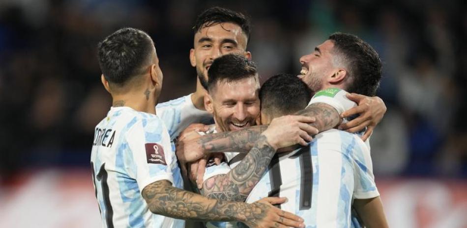 Lionel Messi celebra con varios compañeros tras vapulear a Venezuela.