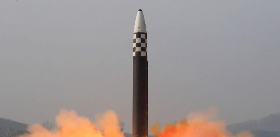 Esta imagen tomada el 24 de marzo de 2022 y publicada por la Agencia Central de Noticias de Corea (KCNA) oficial de Corea del Norte el 25 de marzo de 2022 muestra el lanzamiento de prueba de lo que los medios estatales informan de un nuevo tipo de misil balístico intercontinental (ICBM), el Hwasongpho- 17 de las fuerzas estratégicas de Corea del Norte en un lugar no revelado en Corea del Norte.
STR / AFP / KCNA VÍA KNS