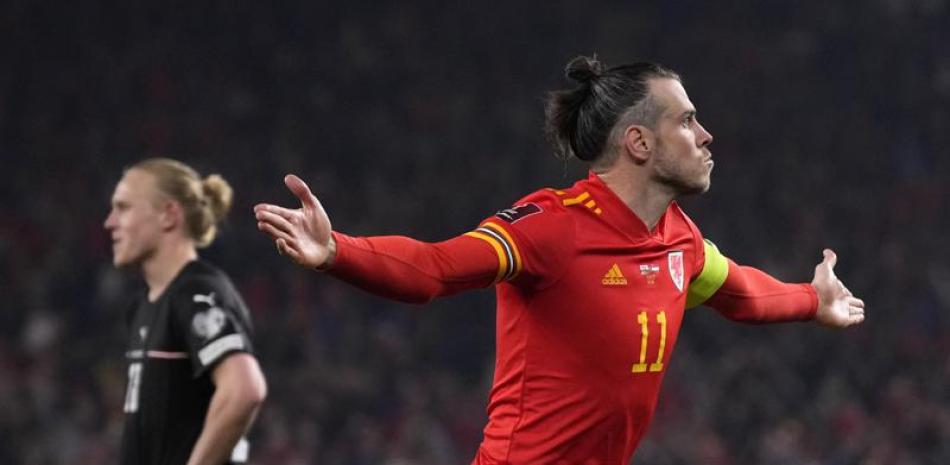 Gareth Baleuna festeja tras un gol en el partido que Gales le ganó al onceno de  Austria,