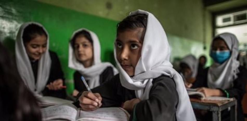 Jóvenes afganas estudian en una escuela primaria en Kabul.

Foto: Oliver Weiken/dpa/EUROPA PRESS