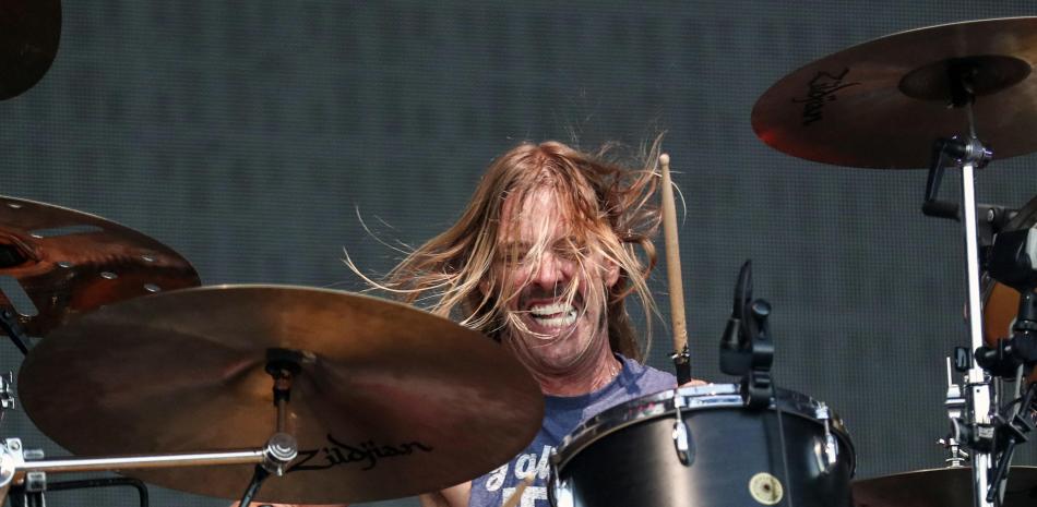 En esta imagen de archivo, Taylor Hawkins, baterista de Foo Fighters, actúa en el Pilgrimage Music and Cultural Festival, en The Park at Harlinsdale el 22 de septiembre de 2019, en Franklin, Tennessee. (Foto de Al Wagner/Invision/AP, archivo).