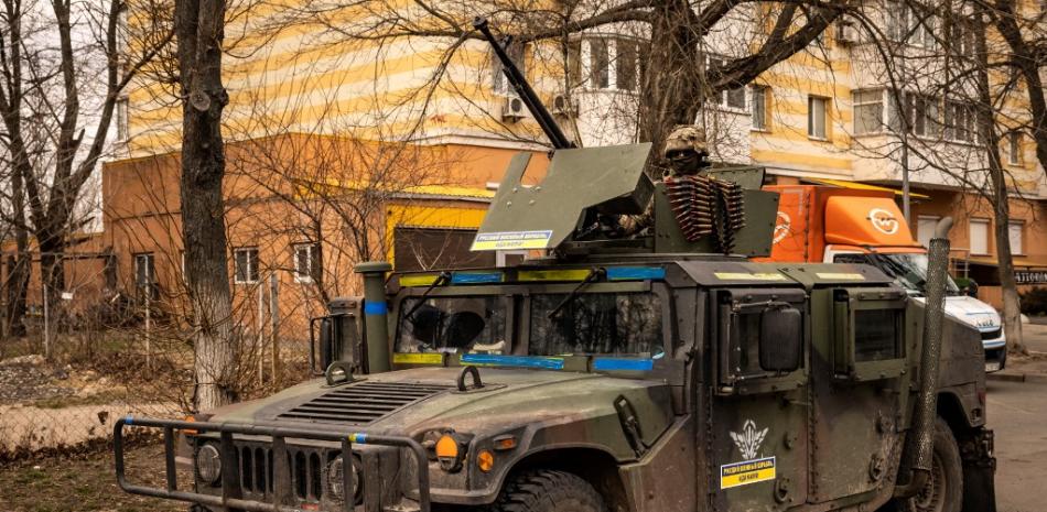 Un soldado ucraniano se sienta en un vehículo blindado en los suburbios de Kiev, el 26 de marzo de 2022, durante la invasión militar rusa lanzada contra Ucrania.
FADEL SENNA / AFP