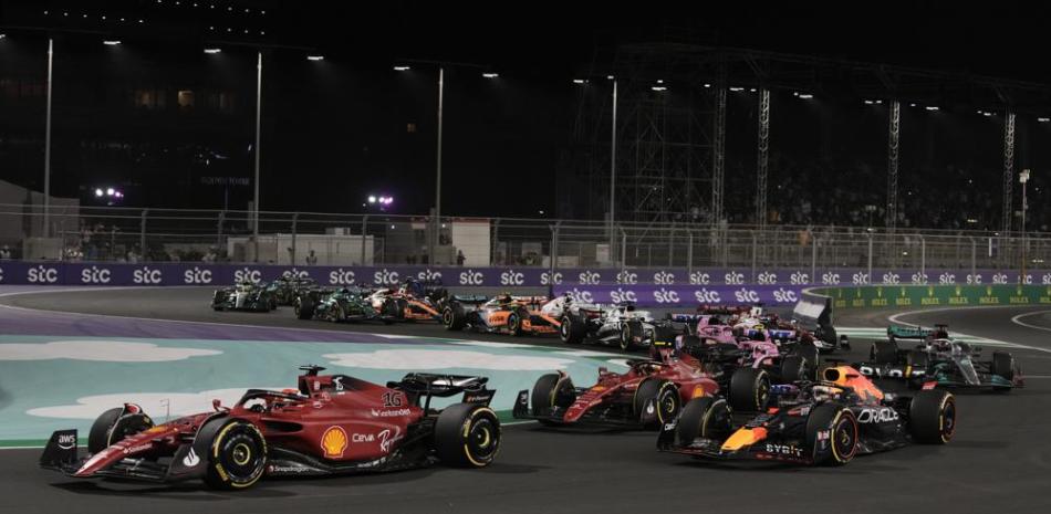 El pelotón de bólidos durnate el Gran Premio  de Fórmula Uno en Jiddah, Arabia Saudita, el domingo 27 de marzo de 2022.