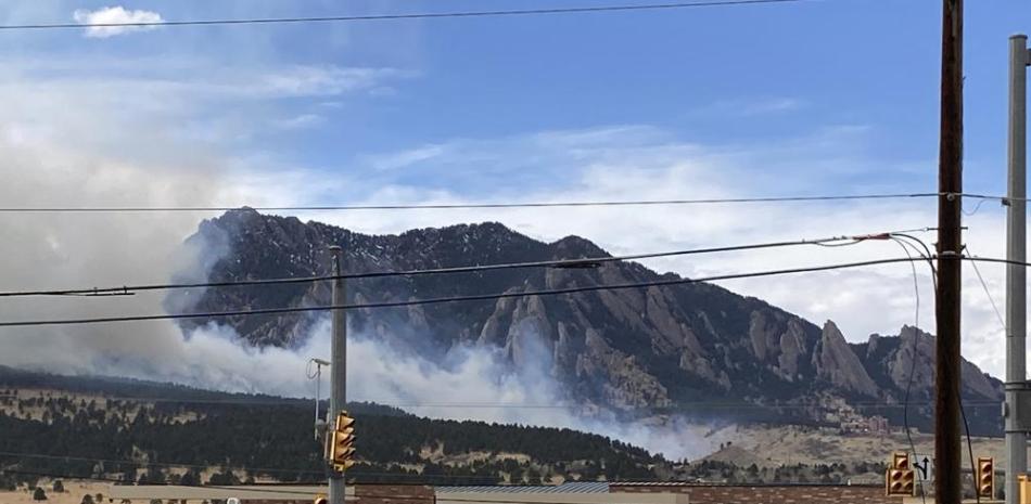 El humo sale de un incendio forestal el sábado 26 de marzo de 2022 en Marshall, Colorado, a unas pocas millas al sur de Boulder, Colorado. Se ordenó la evacuación de unos 1200 residentes de Colorado debido a un incendio forestal de rápido movimiento cerca del sitio de un incendio destructivo de 2021. La policía de Boulder dijo el sábado. (Foto AP/Dave Zelio)