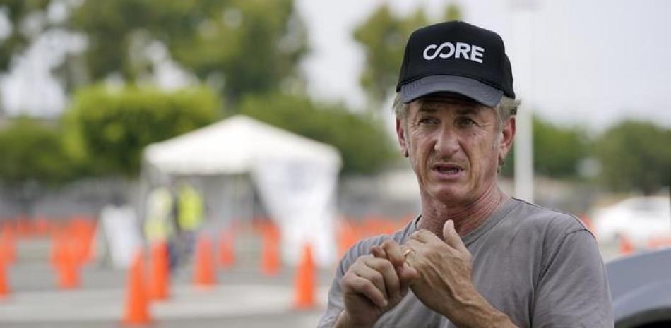 Sean Penn cuando era entrevistado en un centro de pruebas covid en Los Ángeles, el 21 de agosto de 2020. (Foto AP/Chris Pizzello)