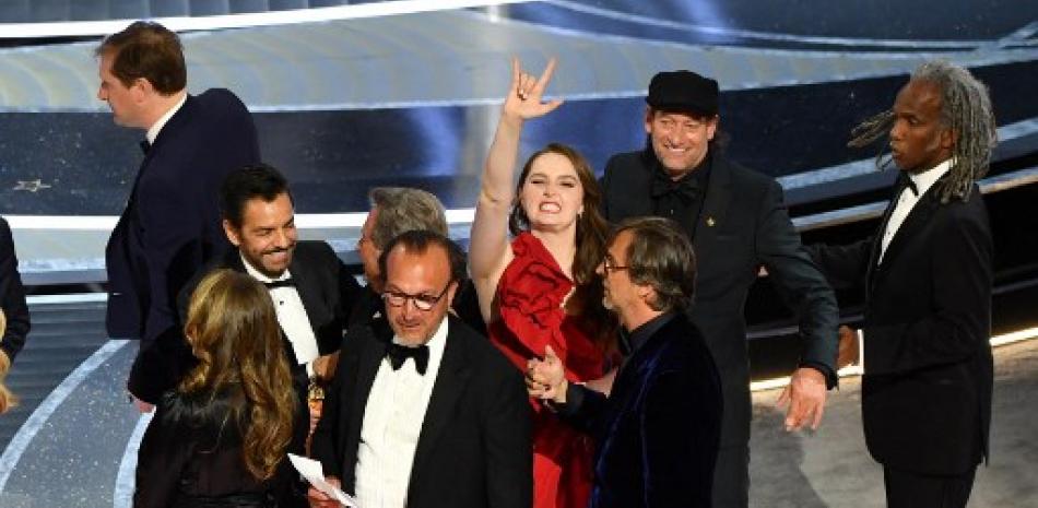 Elenco de CODA, ganadora de la mejor película. / AFP
