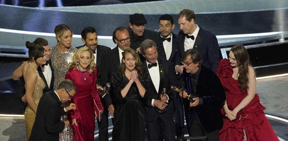 El elenco y equipo de "CODA" recibe el Oscar a la mejor película el domingo 27 de marzo de 2022 en el Teatro Dolby en Los Ángeles. (Foto AP/Chris Pizzello).