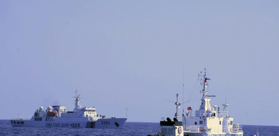 Un buque de la guardia costera china navega cerca de un buque de la guardia costera filipina el 2 de marzo del 2022 al noroeste de las Filipinas. (Foto cortesía de la Guadia Costera de las Filipinas, via AP)